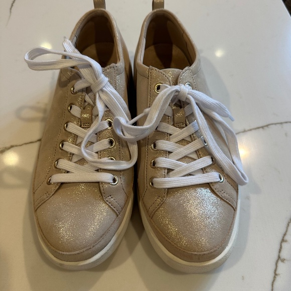 Vionic Winny Low Top Sneaker-Size 9.5 - Picture 1 of 5